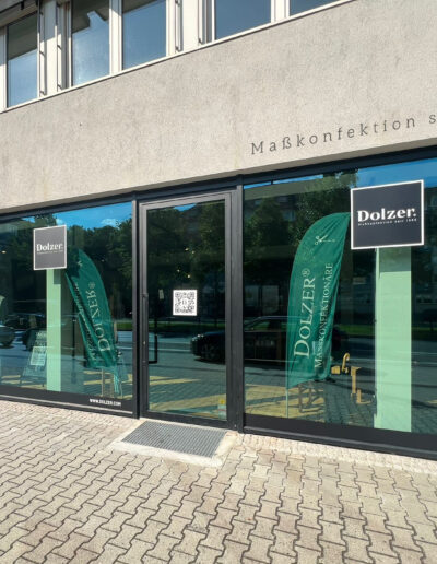 Moderner Eingangsbereich der Maßkonfektion Dolzer in Mannheim