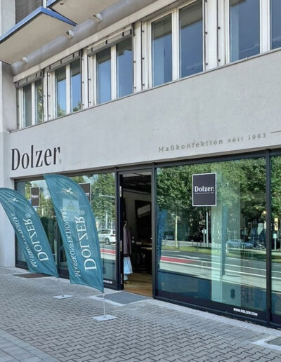 Wehende Fahnen vor der Dolzer Maßkonfektion Filiale in Mannheim.
