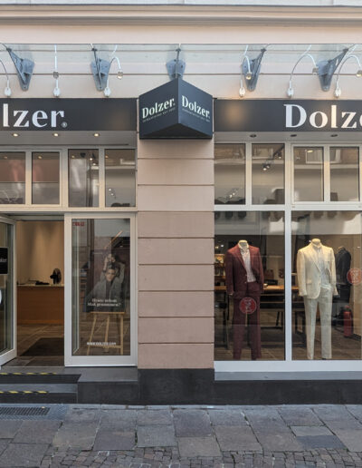 Eingangsbereich der Wiesbadener Filiale von Dolzer Maßkonfektion