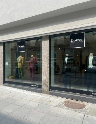 Moderner Eingangsbereich der Dolzer Filiale für Maßkonfektion in Stuttgart