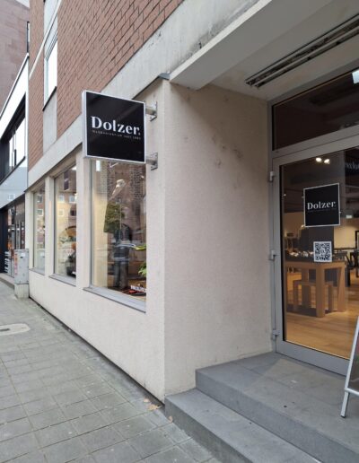 Eingangsbereich der Dolzer Filiale in Nürnberg